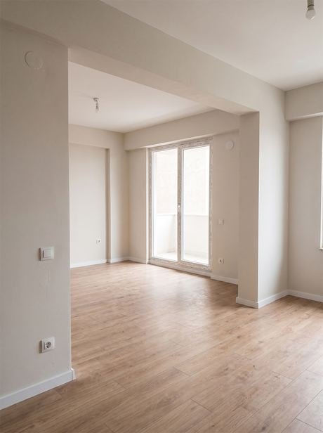 Teslim edilen yaşam alanında laminat parke ve boyalı duvarlar